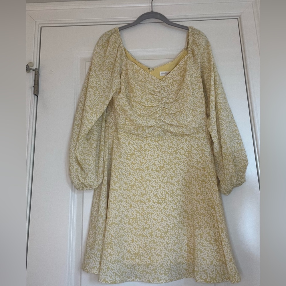 Super cute and sweet floral sundress, adorable sleeves slightly puffy and flowy